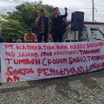 Masyarakat Desa Lelewawo, Kec.Batu Putih Kolaka Utara, Resmi Menutup Lahan, Yang di Serobot PT.Kasmar Tiar Raya. 